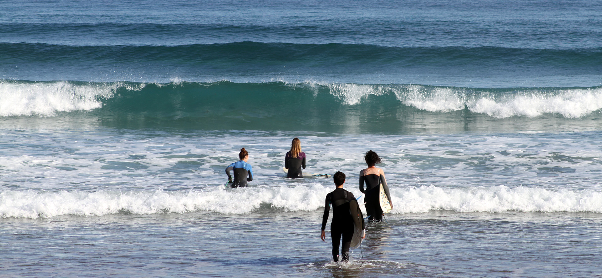 Clase de surf en grupo reducido en la playa de Famara Lanzarote