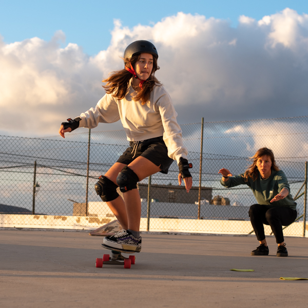 prywatne szkolenie surfskate dla kobiet na Lanzarote