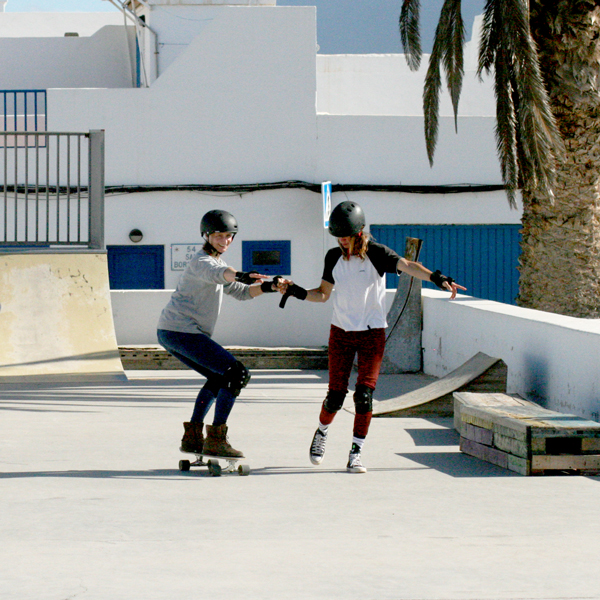 Mujer sonriente surf patinando en Lanzarote España